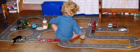 pas le temps de manger, je joue aux voitures