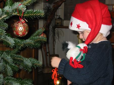 premier travail du lutin: d�corer le sapin......