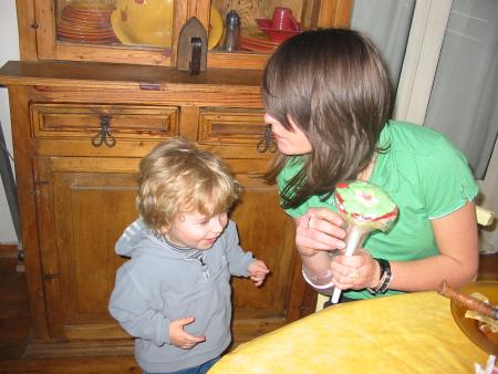 Tilouan offre 1 fleur � sa grande soeur