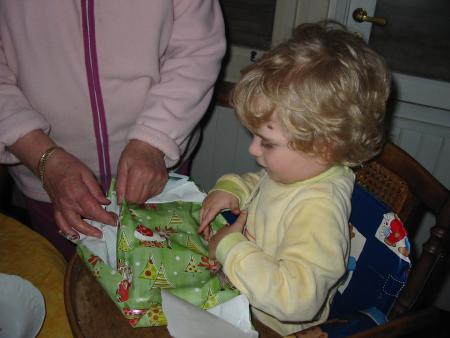 r�p�tition de d�chirure de papier cadeau avant le passage du P�re Noel