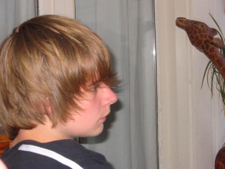 chut, Benjamin essai la transmission de pens�e avec la girafe!